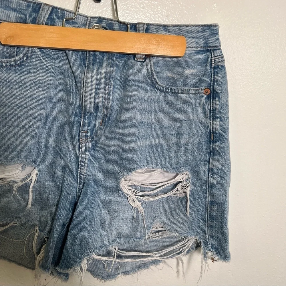 American Eagle Womens Size 2 Denim Baggy Mom Short Light Wash Distressed Cut Off